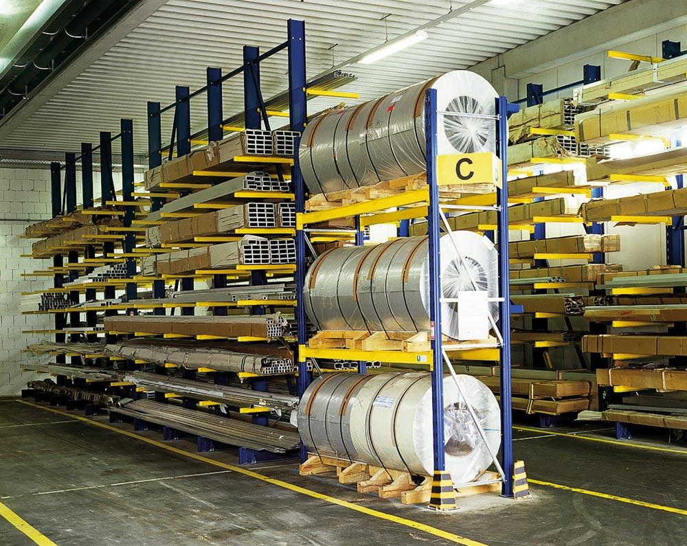 Kragarmregal, doppelseitig, 8 Kragarme, 2 Fußebenen, BxTxH 3000x(2x)1250x3000 mm, Traglast Arm/Gesamt 475/14250 kg, RAL 7001/3000 silber/rot