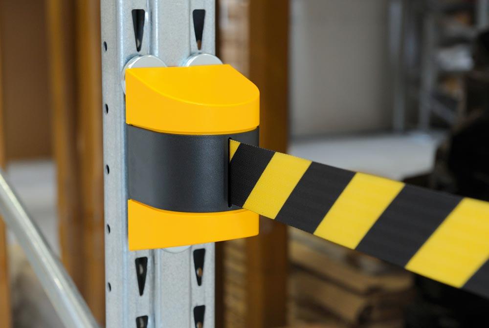 Magnetische Wandkassette mit Rollgurt und magnetischem Gurtende, Gehäuse Kunststoff gelb/schwarz, Gurt 9,00 m, Gurt schwarz/gelb