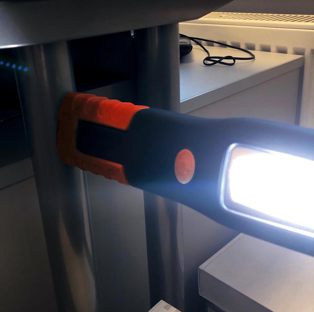 FACTOR COB-LED Handlampe 120/400 lm, mit Magnet, Aufhängehaken und Batterien