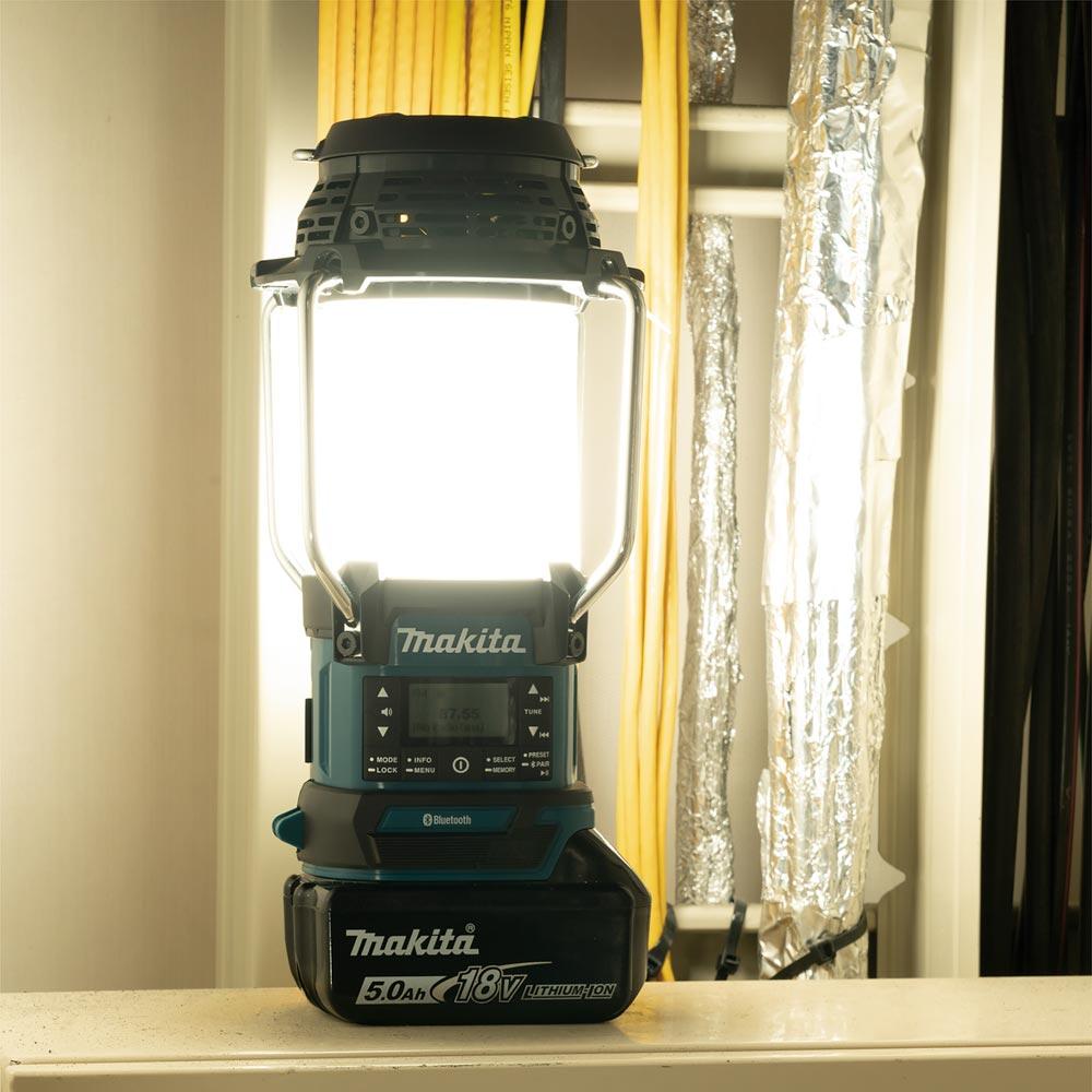 MAKITA Akku-Radio mit Laterne 18V DMR056 (ohne Akku, ohne Ladegerät)