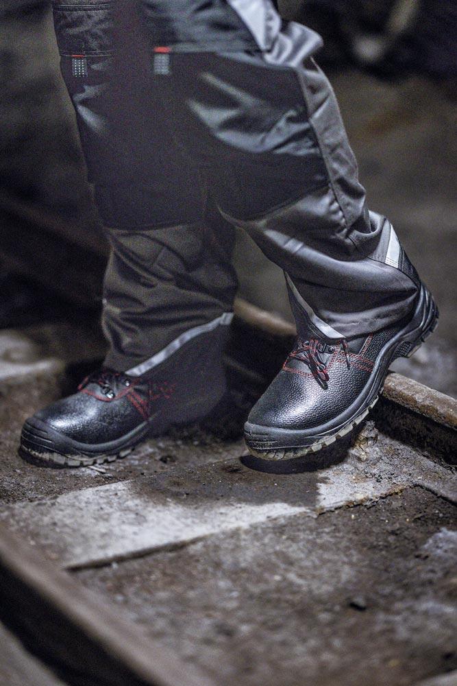 Sicherheitshalbschuhe BASIC STEP Gr. 40 schwarz S3 SRC Weite 11 Vollleder widerstandsfähige PU / PU-Laufsohle
