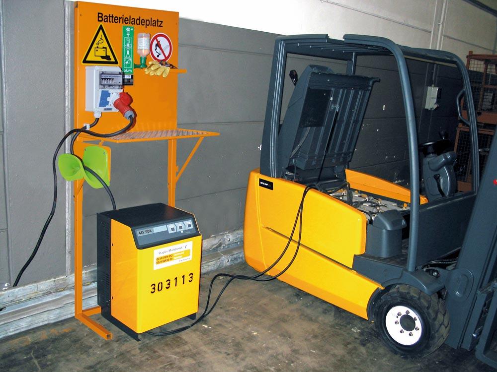 Batterieladeplatz, BxTxH 915x445x1945 mm, CEEform-Steckdose 32A, 400V, RAL 2000 orange