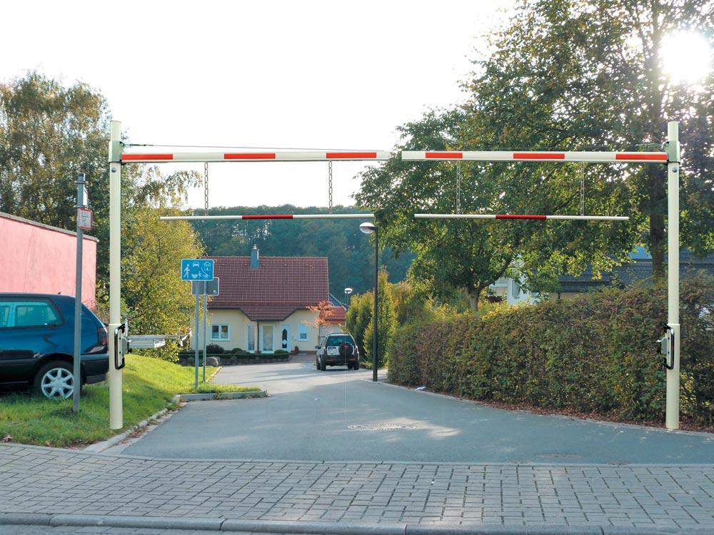 Höhenbegrenzer drehbar, Sperrweite 3,5 m, m.Verstellb. Durchfahrtshöhe bis 2,8 m, Stützen verzinkt 101,6x2,9 mm, Sperrbalken Alu 86x46 mm, z. Dübeln