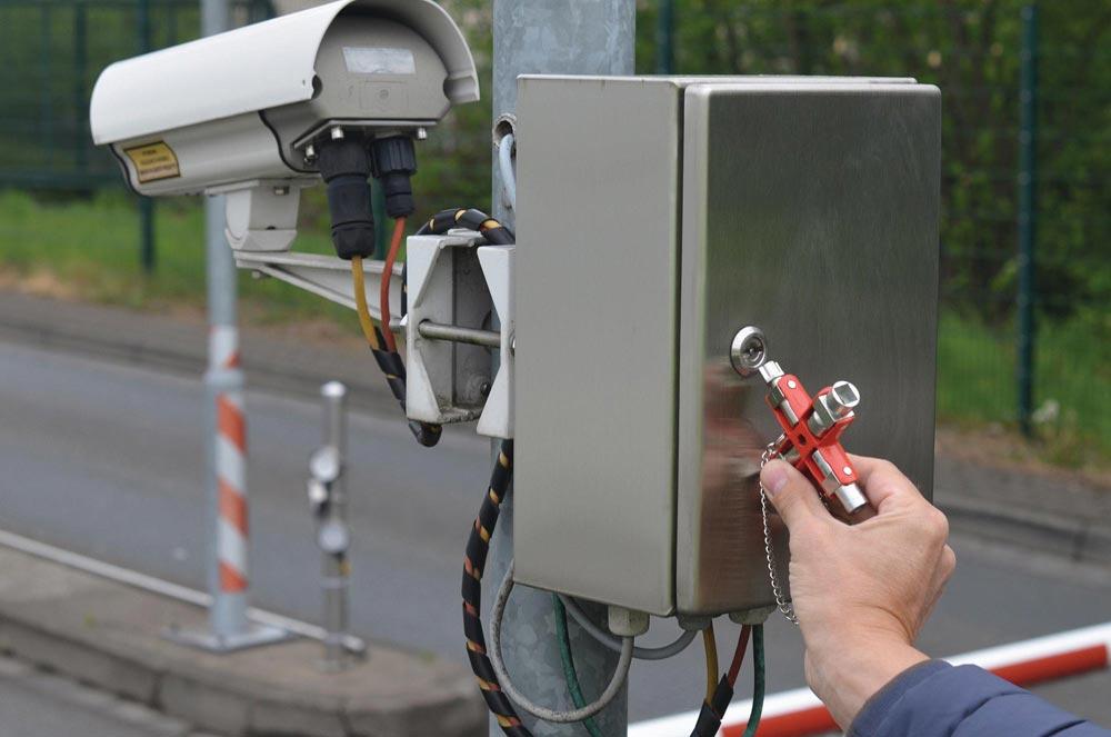 Doppel-Schaltschrankschlüssel SuBMaster 9 in 1 14 Funktionen mit Karabinerhaken an Kette