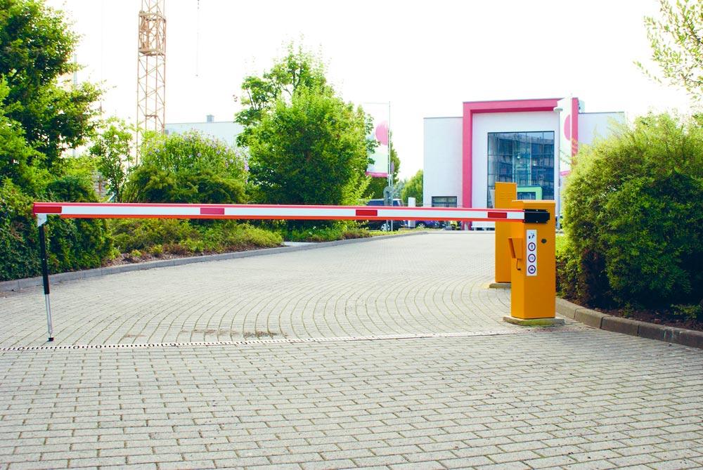 Elektronische Wegesperre, Farbe RAL 9010 HR m. roten Reflexstreifen, Gehäuse RAL 1028, inkl. gefederter Pendestütze und Handsender, Breite 4,0 m