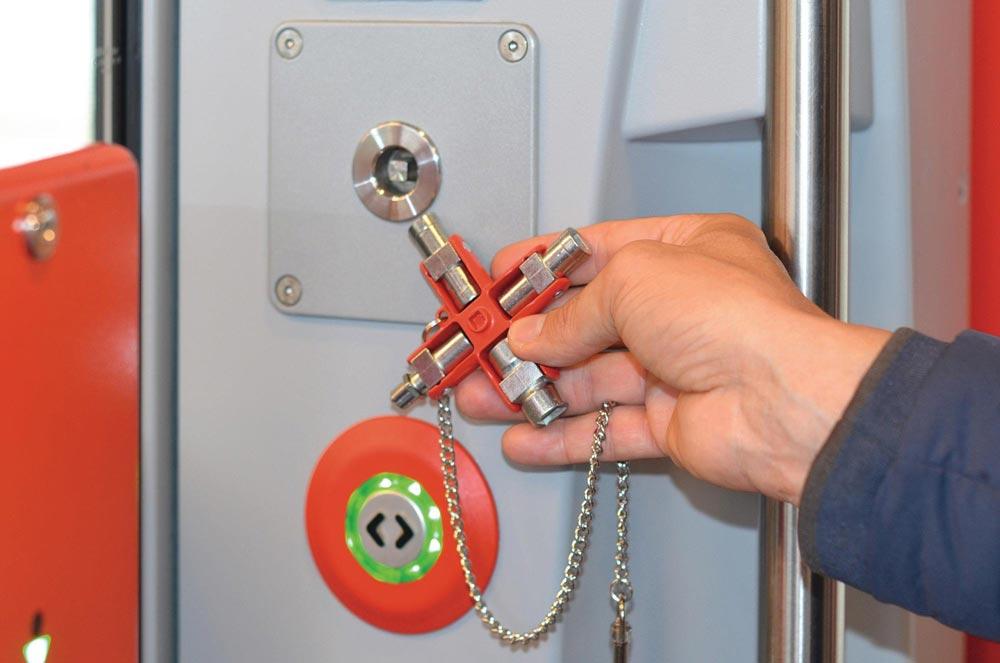 Doppel-Schaltschrankschlüssel SuBMaster 9 in 1 14 Funktionen mit Karabinerhaken an Kette