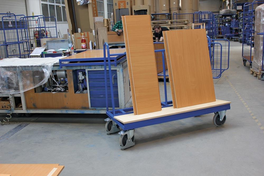 Plattenwagen, schräggestellte Ladefläche LxB 1500x370 mm, Außenmaße LxBxH 1500x680x1200 mm, Traglast 500 kg