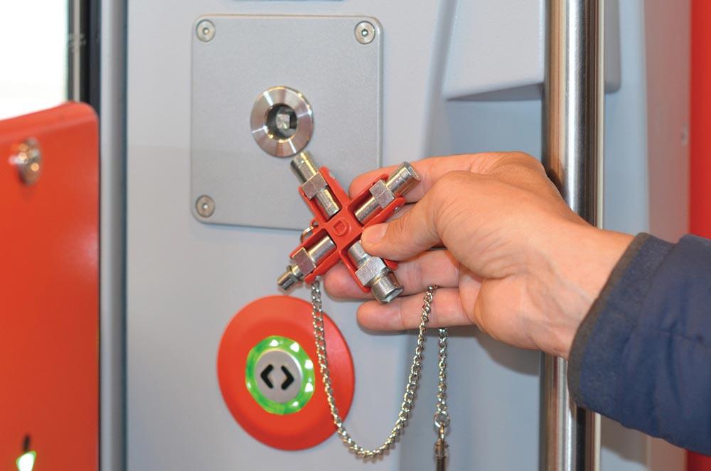 Doppel-Schaltschrankschlüssel SuBMaster 9 in 1 14 Funktionen mit Karabinerhaken an Kette