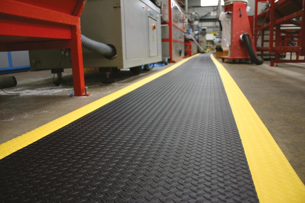 Arbeitsplatzmatte aus PVC, schwarz, Rand gelb, Tränenblechoptik, Materialstärke 9 mm, LxB 1500x900 mm