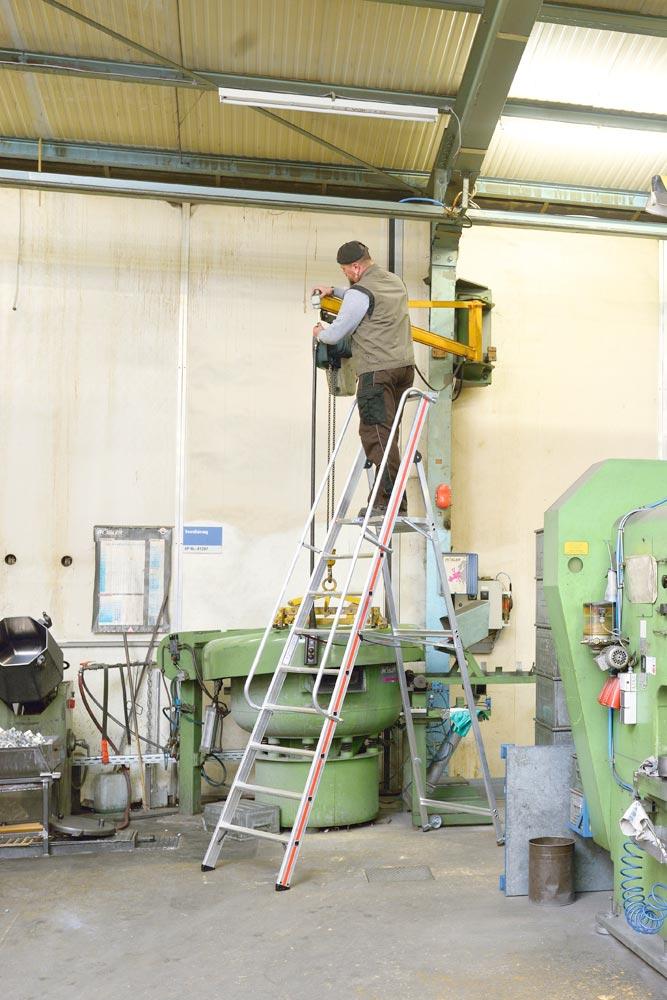 Plattformleiter mit Kipprollen u. Handlauf, klappbar, Podesthöhe ohne Geländer 2100 mm, 9 Stufen