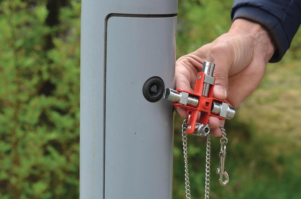 Doppel-Schaltschrankschlüssel SuBMaster 9 in 1 14 Funktionen mit Karabinerhaken an Kette