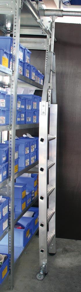 Aluminium-Regalleiter für Doppelregal, drehbar, 80 mm tiefe Stufen, 11 Stufen, 3,76 m senkr. Einhängehöhe, Stufenabst. 235 mm, 20 Grad
