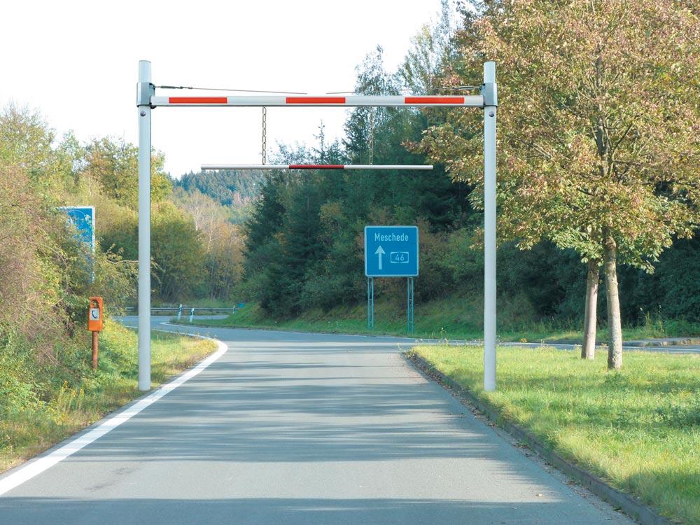 Höhenbegrenzer starr, Sperrweite 3 m, m.Verstellb. Durchfahrtshöhe bis 3,8 m, Stützen verzinkt 101,6x2,9 mm, Sperrbalken Alu 86x46 mm